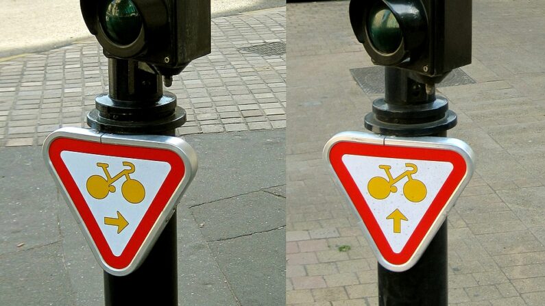 Panneau signalant la possibilité pour les cyclistes de passer au feu rouge s'ils tournent à droite ou vont tout droit. Par Joancharmant — Travail personnel, CC BY-SA 3.0, https://commons.wikimedia.org/w/index.php?curid=20434383