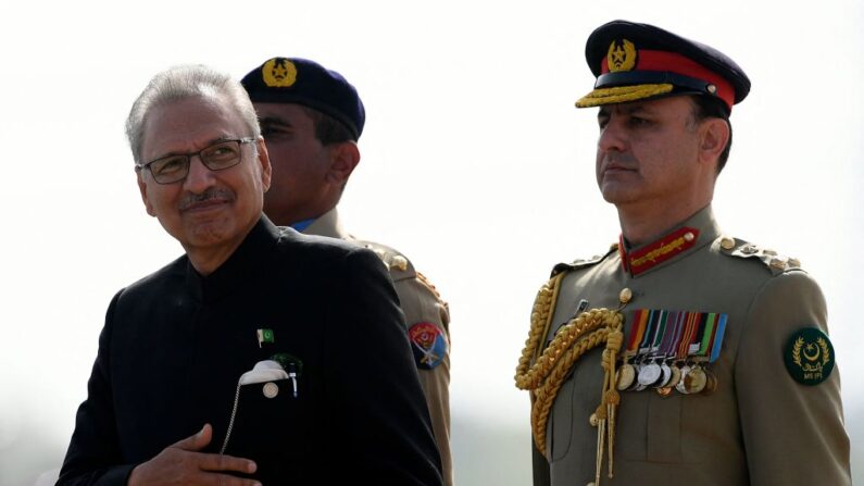 Le président pakistanais Arif Alvi (g) inspecte la garde d'honneur lors du défilé militaire marquant la fête nationale du Pakistan à Islamabad, le 25 mars 2021. (Aamir Qureshi / AFP via Getty Images) Source : Epoch Times en espagnol