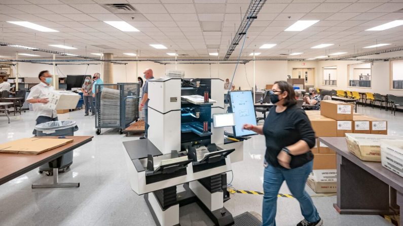 Les bulletins de vote sont comptés au département électoral du comté de Maricopa à Phoenix, Arizona, le 5 novembre 2020. (Olivier Touron/AFP via Getty Images)