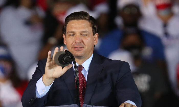 Le gouverneur de la Floride Ron DeSantis parle avant l'arrivée du président américain Donald Trump pour son rassemblement de campagne à l'aéroport exécutif de Miami-Opa Locka, le 1er novembre 2020 à Opa Locka, en Floride. (Joe Raedle/Getty Images)