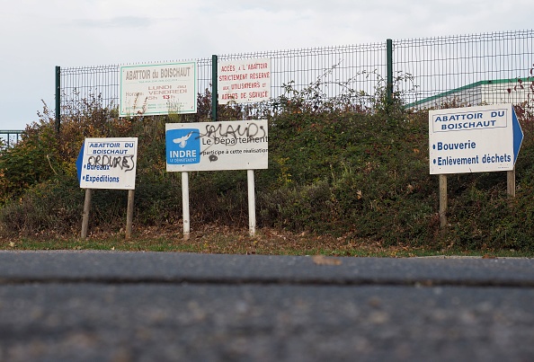 Graffitis sur des panneaux à l'entrée de l'abattoir du Boischaut.        (Photo : GUILLAUME SOUVANT/AFP via Getty Images)