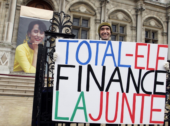 -Illustration « Total-Elf finance la junte », lors d’une manifestation de soutien au Prix Nobel de la paix 1991, le 13 novembre 2010 à Paris. Photo François Guillot / AFP via Getty Images.