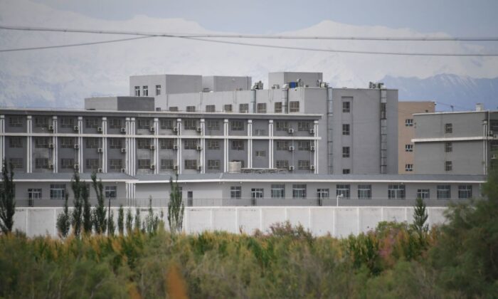 Une installation considérée comme un camp de rééducation où des minorités ethniques majoritairement musulmanes sont détenues dans la région du Xinjiang, à l'extrême-ouest de la Chine, le 4 juin 2019. (Greg Baker/AFP via Getty Images)