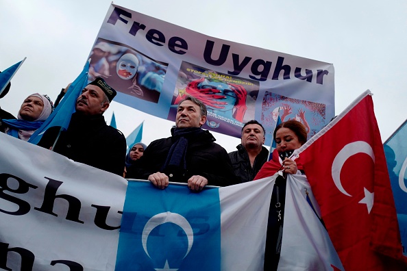 Manifestation devant l'ambassade de Chine à Berlin, le 27 décembre 2019, sur les mauvais traitements infligés aux membres de la communauté ouïghoure. (Photo :  JOHN MACDOUGALL/AFP via Getty Images)