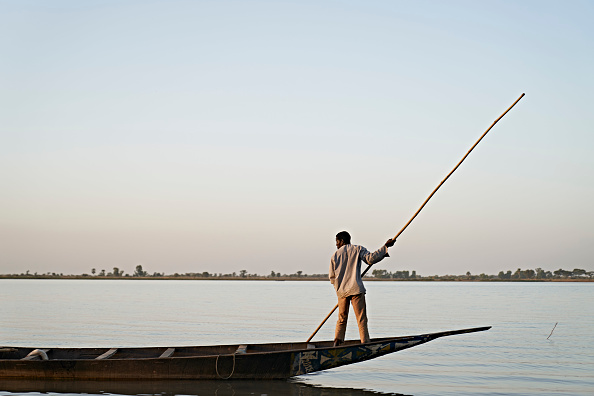 -Les Bozos parcourent au rythme des saisons le Niger et son immense réseau hydrographique. Photo par Michele Cattani / AFP via Getty Images.