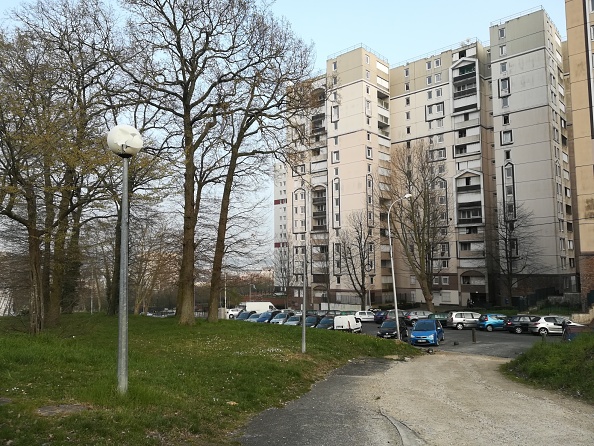 Vue de la cité des Tarterets déserte à Corbeil-Essonne, au sud-est de Paris, le 20 mars 2020. ( MARYAM EL HAMOUCHI/AFP via Getty Images)