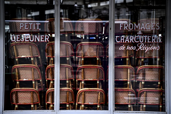 Déconfinement. Les débits de boisson et restaurants en terrasse seront rouverts à partir du 19 mai, puis les salles à partir du 9 juin. (Photo : CHRISTOPHE ARCHAMBAULT/AFP via Getty Images)