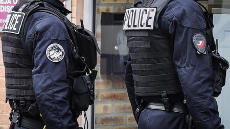 Seine-Saint-Denis : des photos de policiers placardées dans le hall d’un immeuble, des « menaces clairement établies », selon Darmanin