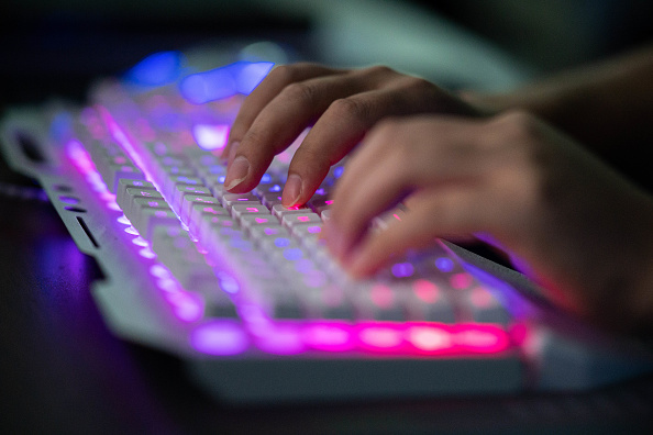 Lors des enchères en temps réel, des centaines d'entreprises reçoivent les informations personnelles d'un usager, dont son historique de recherche, son adresse IP, son âge et son sexe. (Photo : NICOLAS ASFOURI/AFP via Getty Images)