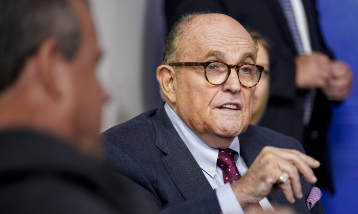 L'ancien maire de New York Rudy Giuliani prend la parole lors d'une conférence de presse du président américain Donald Trump dans la salle de réunion de la Maison-Blanche, le 27 septembre 2020. (Joshua Roberts/Getty Images)