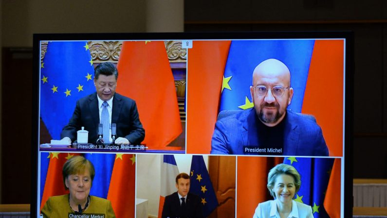 Le président chinois Xi Jinping, le président du Conseil européen Charles Michel, la chancelière allemande Angela Merkel, le président français Emmanuel Macron et la présidente de la Commission européenne Ursula von der Leyen vus sur un écran lors d’une vidéoconférence à Bruxelles, le 30 décembre 2020. (JOHANNA GERON/POOL/AFP via Getty Images)