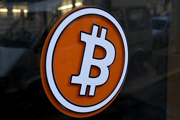 Le bitcoin a atteint un nouveau plus haut sommet à 62.732 dollars vers 10H30 le mardi 13 avril 2021. (Photo : NICOLAS TUCAT/AFP via Getty Images)