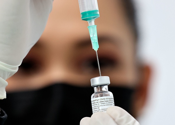 Aux Emirats arabes unis des mesures strictes sont envisagées pour restreindre les mouvements des individus non vaccinés. (Photo : KARIM SAHIB/AFP via Getty Images)