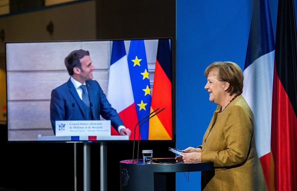 -Entretien ce vendredi à l’Elysée avec le président ukrainien Volodymyr Zelensky et en vidéo conférence avec Merkel. Photo par John MacDougall / POOL / AFP via Getty Images.