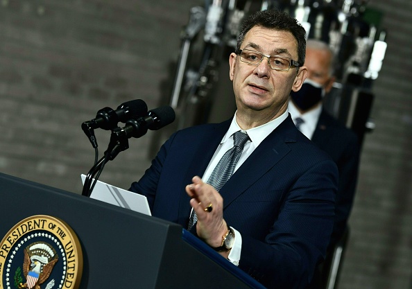 PDG de Pfizer, Albert Bourla, fait un discours sur le site de production de Pfizer à Kalamazoo, le 19 février 2021, à Portage, dans le Michigan.(Photo : BRENDAN SMIALOWSKI/AFP via Getty Images)