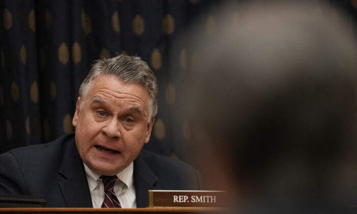 Chris Smith, membre de la Chambre des représentants des États-Unis, prend la parole lors du témoignage du secrétaire d'État américain Antony Blinken devant sa commission des Affaires étrangères, à Washington, le 10 mars 2021. (Ken Cedeno/POOL/AFP via Getty Images)