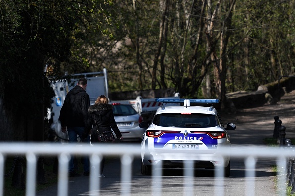 Surpris dans leur sommeil, Bernard Tapie et sa femme ont été attachés avec des câbles électriques et frappés  par des agresseurs encagoulés et vêtus de combinaisons noires.
(Photo : STEPHANE DE SAKUTIN/AFP via Getty Images)