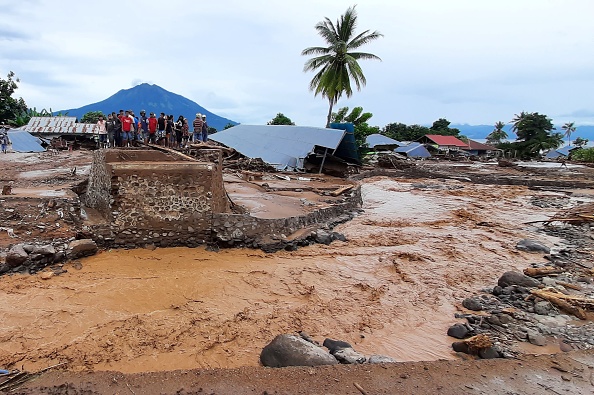 - Une inondation soudaine à East Flores, après qu'un cyclone tropical a frappé le sud-est asiatique. Photo par Reynold Atagoran / AFP via Getty Images.