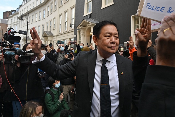 -L'ambassadeur du Myanmar au Royaume-Uni, Kyaw Zwar Minn évincé de l’ambassade du Myanmar à Londres le 8 avril 2021. Photo par Ben Stansall / AFP via Getty Images.