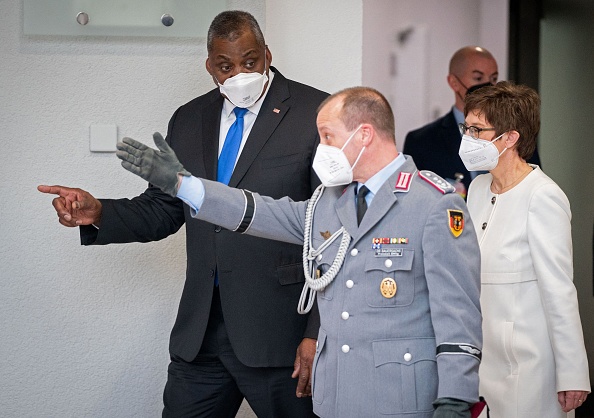 -Le secrétaire américain à la Défense Lloyd Austin et la ministre allemande de la Défense Annegret Kramp- Karrenbauer à Berlin, le 13 avril 2021. Photo de Kay Nietfeld / POOL / AFP via Getty Images.