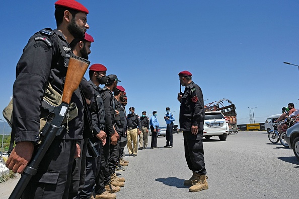 -Des policiers montent la garde sur le pont de Faizabad lors d'une grève nationale appelée par des groupes religieux. Photo par - / AFP via Getty Images