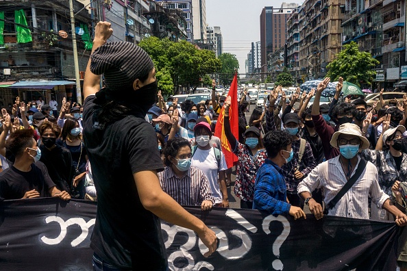 -Des manifestants se rassemblent lors d'une manifestation contre le coup d'État militaire au centre-ville de Yangon le 23 avril 2021. Photo STR /AFP via Getty Images.