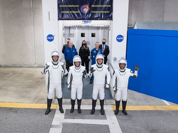 Les astronautes de la NASA Shane Dragon, pour la mission SpaceX Crew-2 au centre spatial Kennedy de la NASA le 23 avril 2021, à Cap Canaveral, en Floride. Photo by Aubrey Gemignani /NASA via Getty Images.