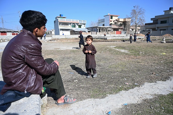 -Des enfants jouent au cricket sur le site de la maison démolie de l'ancien chef d'Al-Qaïda tué, Oussama ben Laden, dans le nord d'Abbottabad. Photo de FAROOQ NAEEM / AFP via Getty Images.