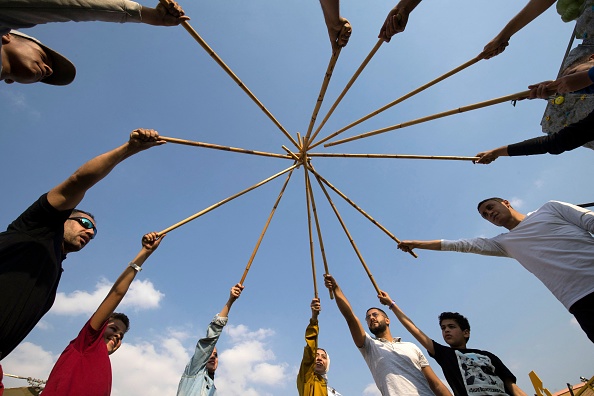 -Des jeunes participent à une séance d'entraînement du sport combatif égyptien du « tahtib » le Caire, 18 mars 2021. Photo par Khaled DESOUKI / AFP via Getty Images.