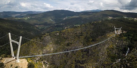 Portugal. Vue aérienne du pont 516 Arouca, le plus long pont suspendu pour piétons du monde.  (Photo :  CARLOS COSTA/AFP via Getty Images)