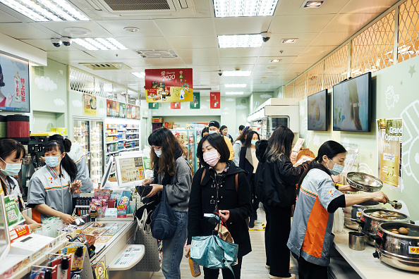 Des clients portent des masques à l'intérieur d'un magasin le 2 décembre 2020 à Taipei, Taïwan. Taïwan a imposé le port obligatoire de masques dans certaines circonstances, notamment dans les services de transport, sur les marchés et les restaurants, car elle tente de maintenir son bilan en matière de contrôle des infections à Covid-19. (Photo : An Rong Xu/Getty Images)