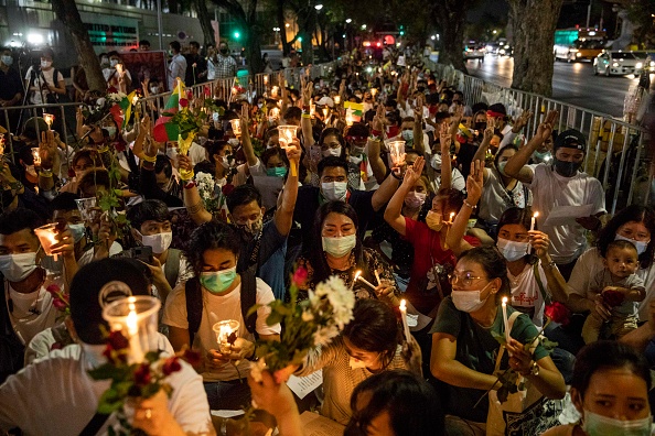 -Des ressortissants du Myanmar se sont rassemblés devant le siège des Nations Unies à Bangkok pour appeler à une action de l'ONU contre l'armée. Photo par Lauren DeCicca  /Getty Images.