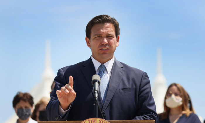 Le gouverneur de la Floride, Ron DeSantis, parle aux médias de l'industrie des croisières lors d'une conférence de presse au PortMiami à Miami, Floride, le 8 avril 2021. (Joe Raedle/Getty Images)