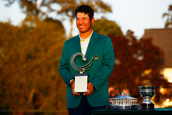 -Hideki Matsuyama du Japon, avec le trophée du championnat amateur d'Asie-Pacifique lors de la cérémonie de la veste verte, au Club de Golf le 11 avril 2021 en Géorgie. Photo par Jared C. Tilton / Getty Images.