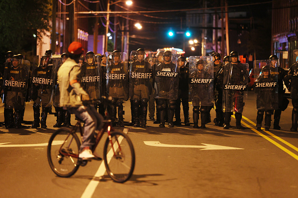 -Les forces de l'ordre en tenue anti-émeute forcent les gens à sortir d'une rue alors qu'ils protestent contre le meurtre d'Andrew Brown le 28 avril 2021 en Caroline du Nord. Photo de Joe Raedle / Getty Images.