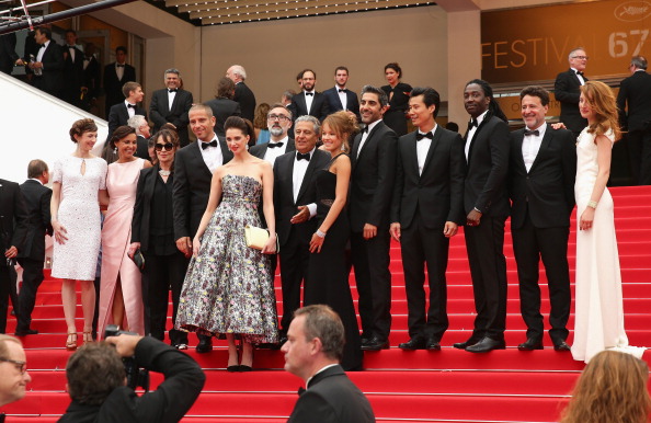 67e Festival de Cannes
CANNES, FRANCE - 22 MAI 2014 : l'invitée Isabelle de Araujo, l'invitée (4e-g-d) Chantal Lauby, Medi Sadoun, Frédérique Belguest, Christian Clavier et Noom Diawara (3e-d) (Neilson Barnard/Getty Images)