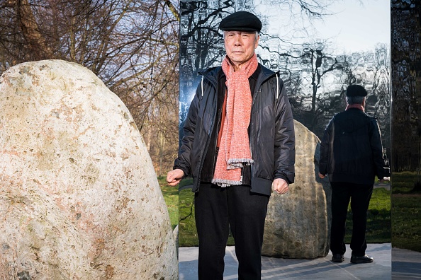 L'artiste Lee Ufan pose avec sa sculpture Lee Ufan : Relatum - Stage (2018) à la Serpentine Gallery le 6 février 2018 à Londres, en Angleterre. ( Ian Gavan/Getty Images for Serpentine Gallery)