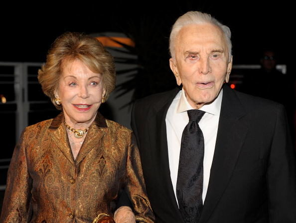 Anne Douglas et l'acteur Kirk Douglas au Festival international du film de Santa Barbara à l'hôtel Biltmore Four Seasons le 22 octobre 2009 à Santa Barbara, en Californie. (Photo :  Michael Buckner/Getty Images)