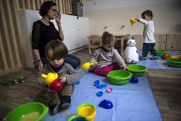 Confinement. Les assistantes maternelles vont pouvoir poursuivre leur activité pendant les trois prochaines semaines. (Photo : CHRISTOPHE ARCHAMBAULT/AFP via Getty Images)