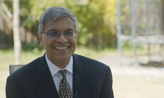 Le Dr Jay Bhattacharya, professeur de médecine à l'université de Stanford, à son domicile en Californie, le 17 avril 2021. (Tal Atzmon/The Epoch Times)