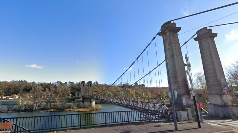 La structure du pont de Couzon a craqué à cause du passage d'un poids-lourd pesant plus de 20 tonnes alors que la circulation est limitée aux véhicules de moins de 3,5 tonnes. (Capture d'écran/Google Maps)