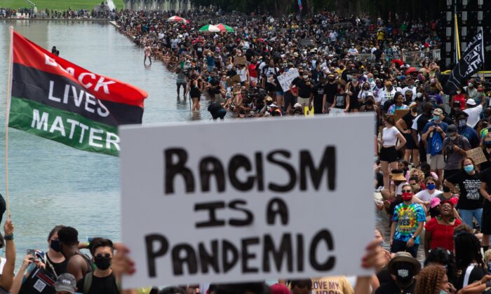 Des manifestants arborent des drapeaux Black Lives Matter en soutien au mouvement lors de la Marche de l'engagement, organisée par le révérend Al Sharpton, à Washington, le 28 août 2020. (Roberto Schmidt/AFP via Getty Images)