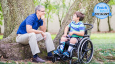 Le père d’un fils miraculé atteint de spina bifida supplante avec foi la « plus grande peur » de la vie : vidéo