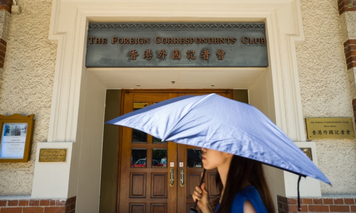 Passante devant l'entrée du Foreign Correspondents' Club,  à Hong Kong, le 8 août 2018. (Anthony Wallace/AFP via Getty Images)