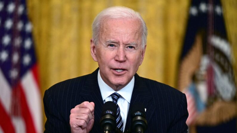 Le président américain Joe Biden s'exprime sur les efforts nationaux de vaccination dans la salle Est de la Maison Blanche à Washington, DC, le 18 mars 2021. (Photo by JIM WATSON / AFP) (Photo by JIM WATSON/AFP via Getty Images)