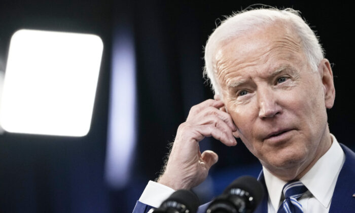 Le président américain Joe Biden prononce un discours sur l'intervention contre le Covid-19 et l'état des vaccinations dans l'auditorium de la cour sud du complexe de la Maison-Blanche à Washington, le 29 mars 2021. (Drew Angerer/Getty Images) 