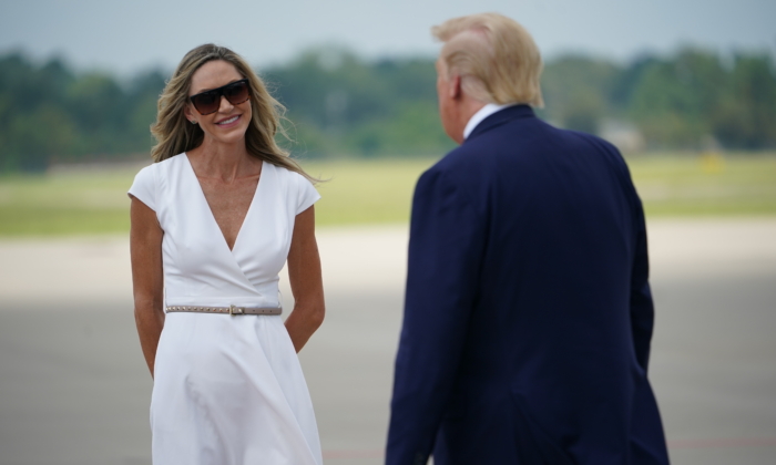 L'ancien président Donald Trump, avec sa belle-fille Lara Trump, arrive à l'aéroport international de Wilmington, en Caroline du Nord, le 2 septembre 2020. (Mandel Ngan/AFP via Getty Images)