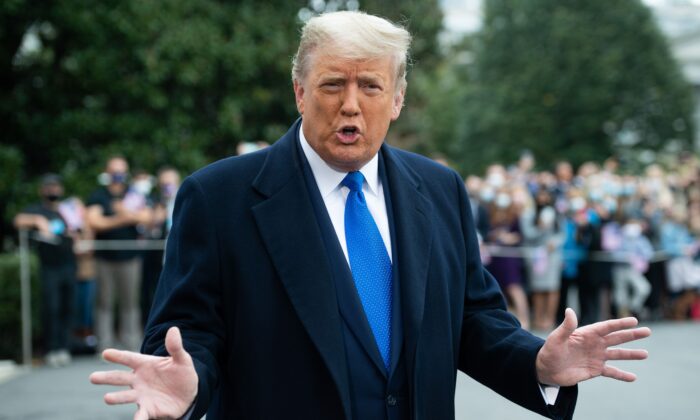 Le président Donald Trump s'adresse aux médias alors qu'il se dirige vers Marine One avant de quitter la pelouse sud de la Maison-Blanche à Washington, D.C., le 27 octobre 2020. (Saul Loeb/AFP via Getty Images)