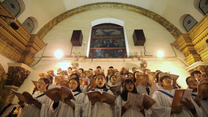 Des fidèles chinois chantent des hymnes pendant la messe de la veille de Noël dans une église catholique approuvée par l'État à Pékin, le 25 décembre 2012. (Wang Zhao/AFP/Getty Images)