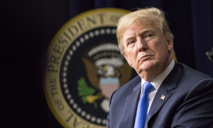 Le président américain de l'époque, Donald Trump, s'exprime lors d'un événement dans l'auditorium de la cour sud de l'Eisenhower Executive Office Building à Washington, le 22 mars 2018. (Samira Bouaou/The Epoch Times)
